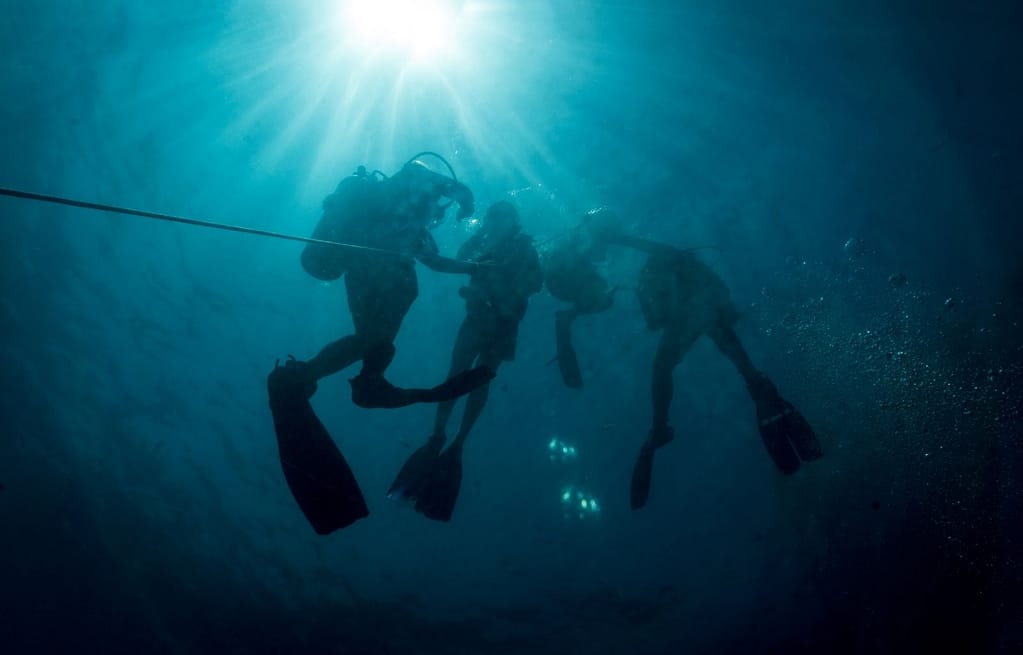 descend line scuba diving