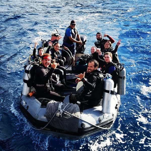 divers in boat mar hosted trips